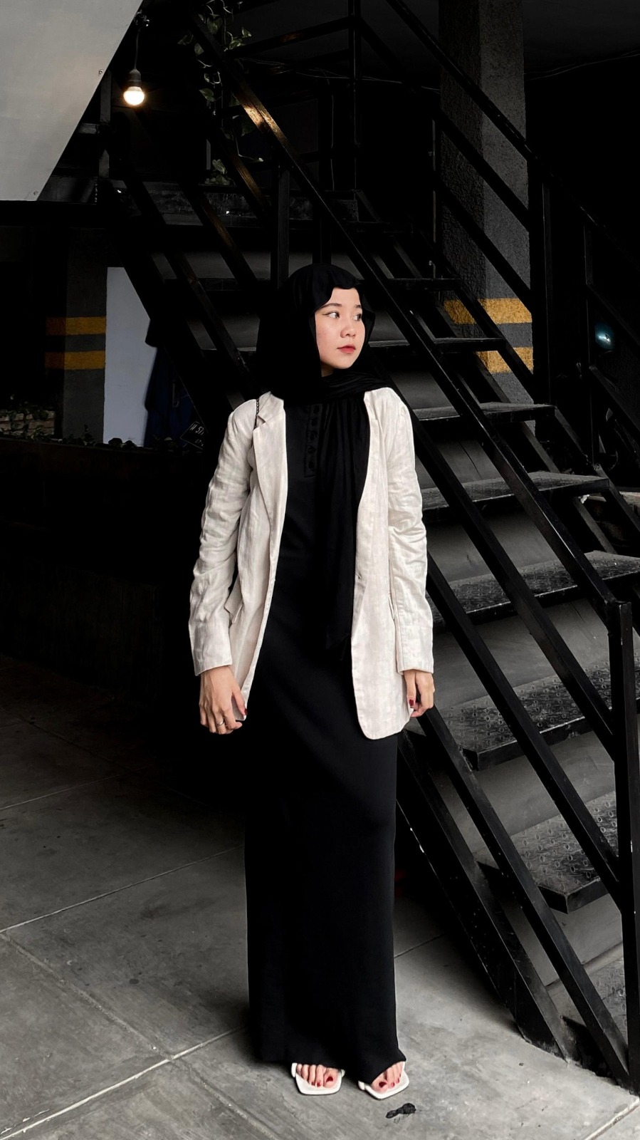 STYLISH: Nur Annisa Intan Zalina tampak percaya diri dengan pakaian dress well di salah satu kafe di Pamekasan beberapa waktu lalu. (NUR ANNISA INTAN ZALINA UNTUK JPRM)