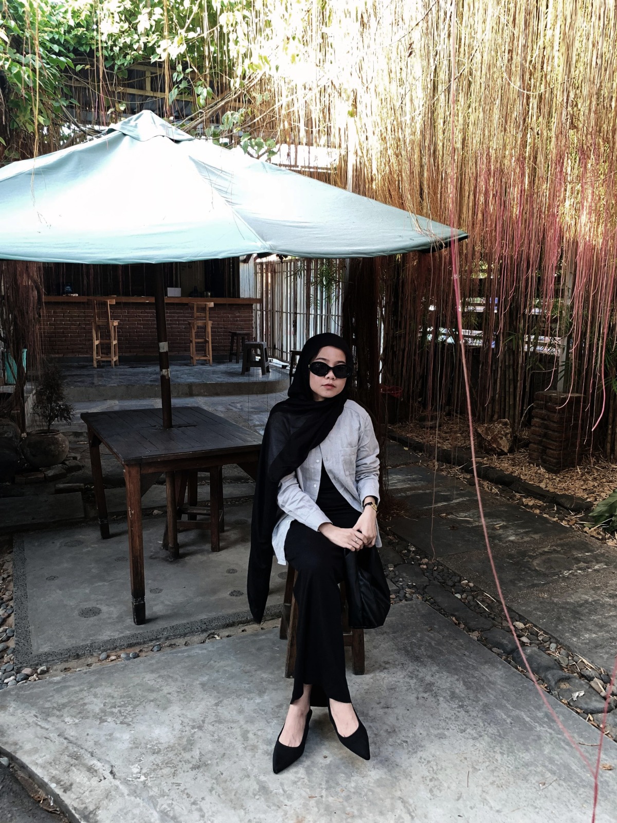 PADU PADAN: Nur Annisa Intan Zalina tampak percaya diri dengan pakaian dress well di salah satu kafe di Pamekasan beberapa waktu lalu. (NUR ANNISA INTAN ZALINA UNTUK JPRM)
