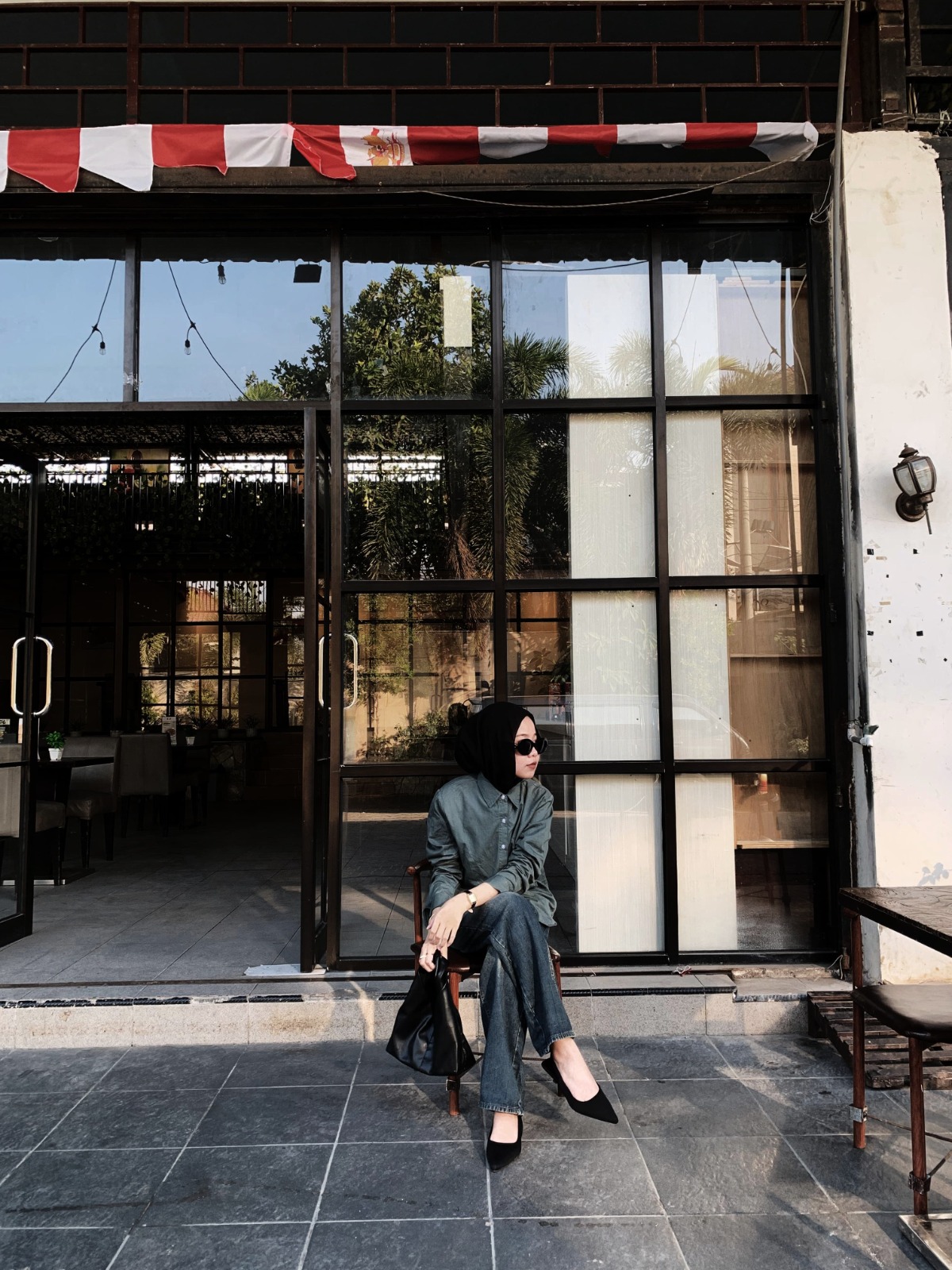 PADU PADAN: Nur Annisa Intan Zalina tampak percaya diri dengan pakaian dress well di salah satu kafe di Pamekasan beberapa waktu lalu. (NUR ANNISA INTAN ZALINA UNTUK JPRM)