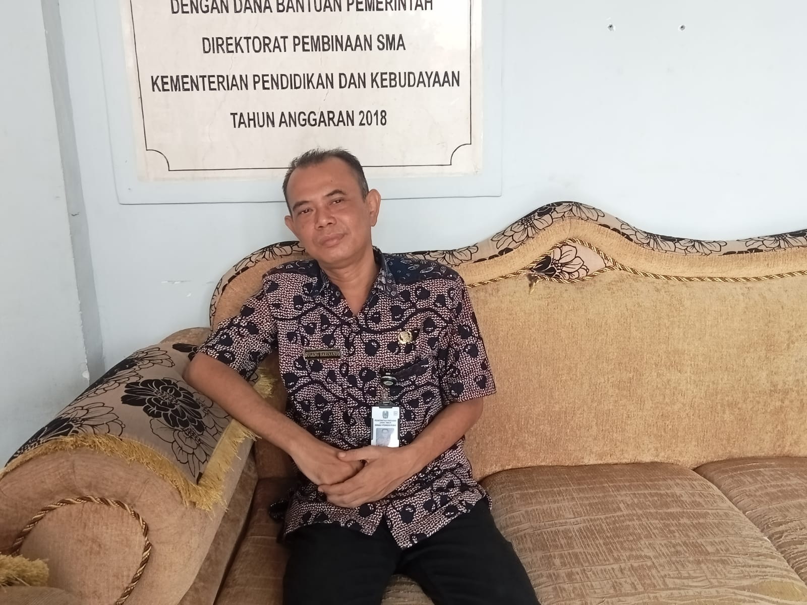 ABDI NEGARA: Kepala SMAN 1 Torjun Sampang Sugeng Harinanto memberikan dukungan terhadap Mas udi Hadiwijaya di ajang Madura Awards 2024. (SMAN 1 TORJUN UNTUK JPRM)