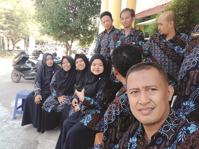 KOMPAK: Kepala SMAN 1 Sreseh Edi Sasmito (kanan) mendukung penuh Kacabdindik Sampang Mas&rsquo;udi Hadiwijaya meraih nomine tokoh pendidikan favorit MA 2024. (SMAN 1 SRESEH UNTUK JPRM)