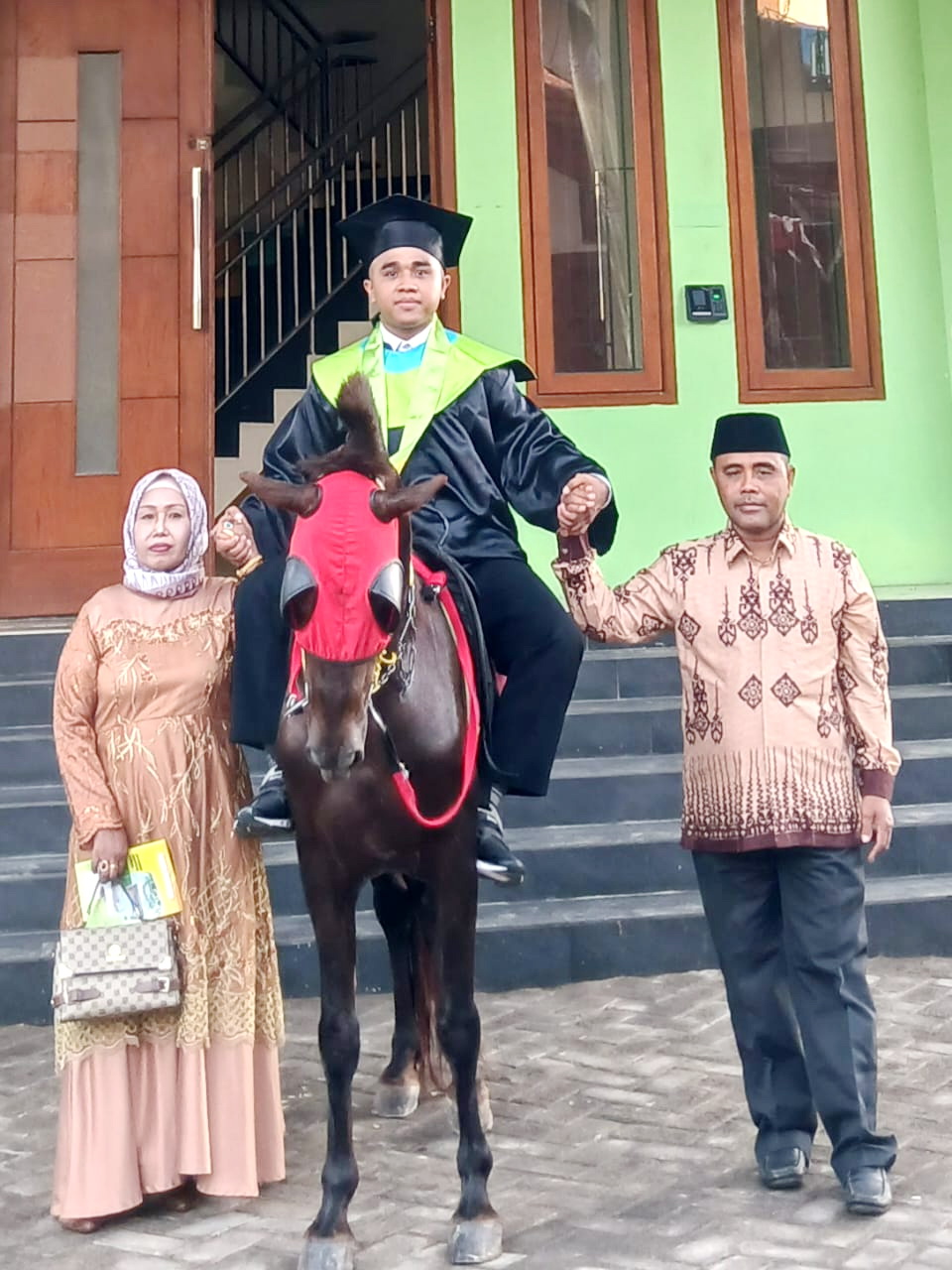 UNIK: Moh. Sobrun Adi Pratama (naik kuda) bersama Baihaki Aidi dan Suhati berbahagia saat mengantarkan anaknya di kampus IAIN Madura, Sabtu (7/12). (MOH. SOBRUN ADI PRATAMA UNTUK JPRM)