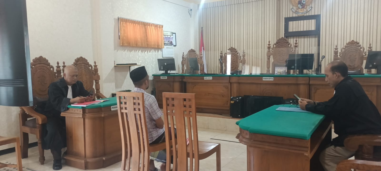 DIADILI: Oknum Kepsek cabul menjalani persidangan di ruang sidang Pengadilan Negeri Sumenep, Rabu (20/11). (NADIANTO UNTUK JPRM))
