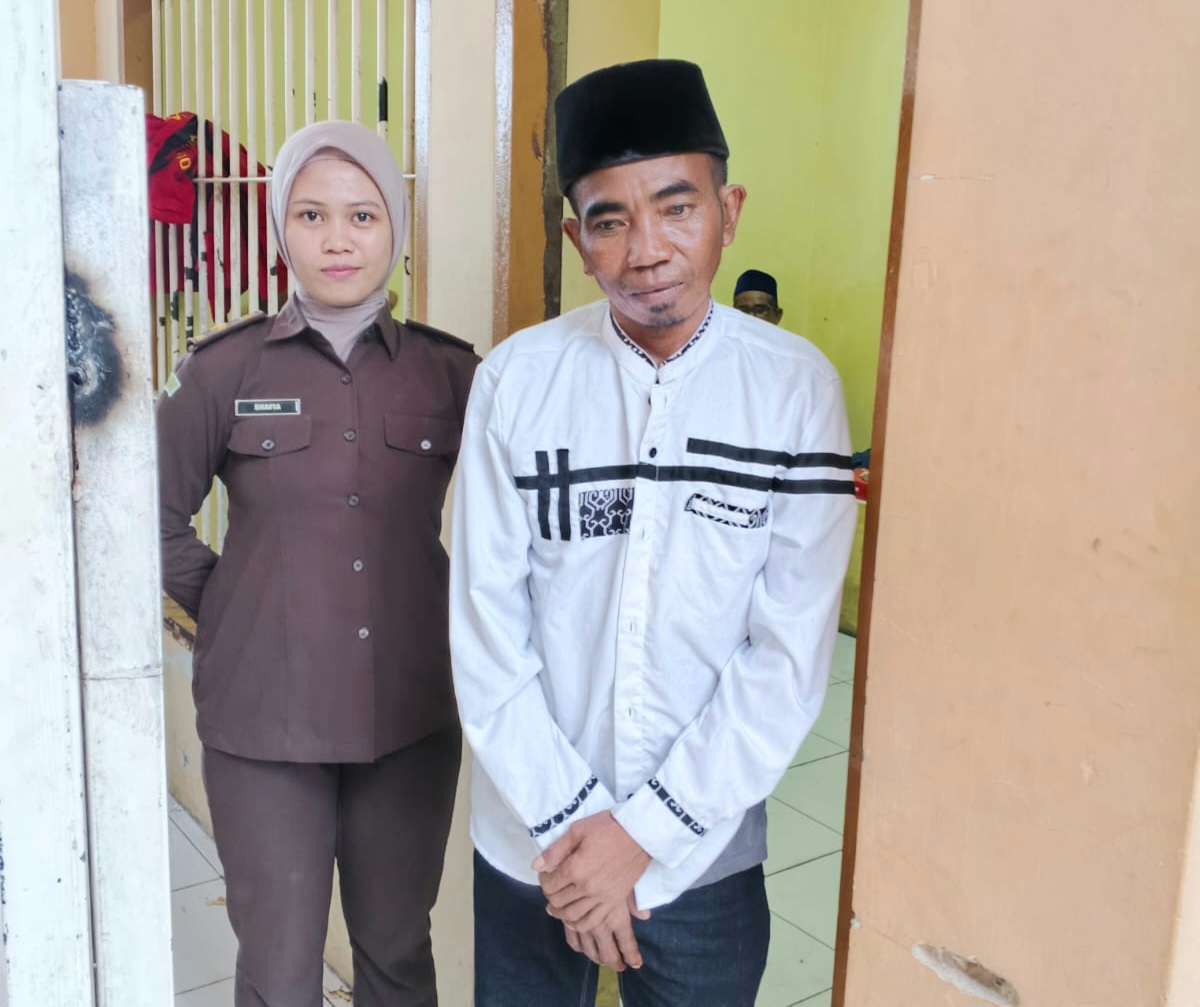 PASRAH: Alim (baju putih) bersiap menuju ruang sidang PN Pamekasan, Senin (9/12). (MOH. IQBAL AFGANI/JPRM)