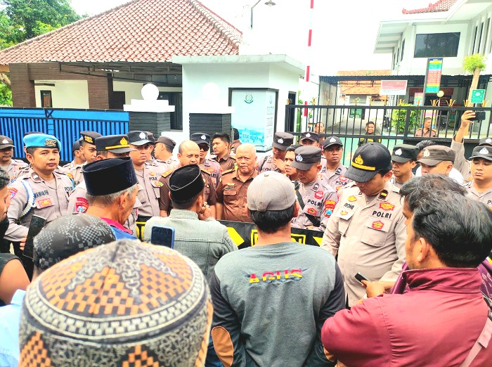 KAWAL KETAT: Sejumlah warga Desa Badur, Kecamatan Batuputih, saat melakukan aksi demonstrasi ke kantor Kejari Sumenep Senin (9/12). (MOH. IQBAL/JPRM)