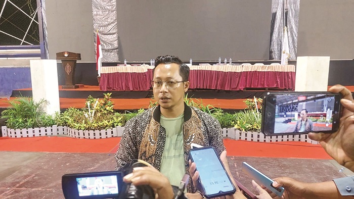 MENJELASKAN: Ketua KPU Sampang Aliyanto memberi keterangan kepada awak media usai melaksanakan rekapitulasi perolehan suara tingkat kabupaten di GOR Indoor Sampang Jumat (6/12) dini hari.