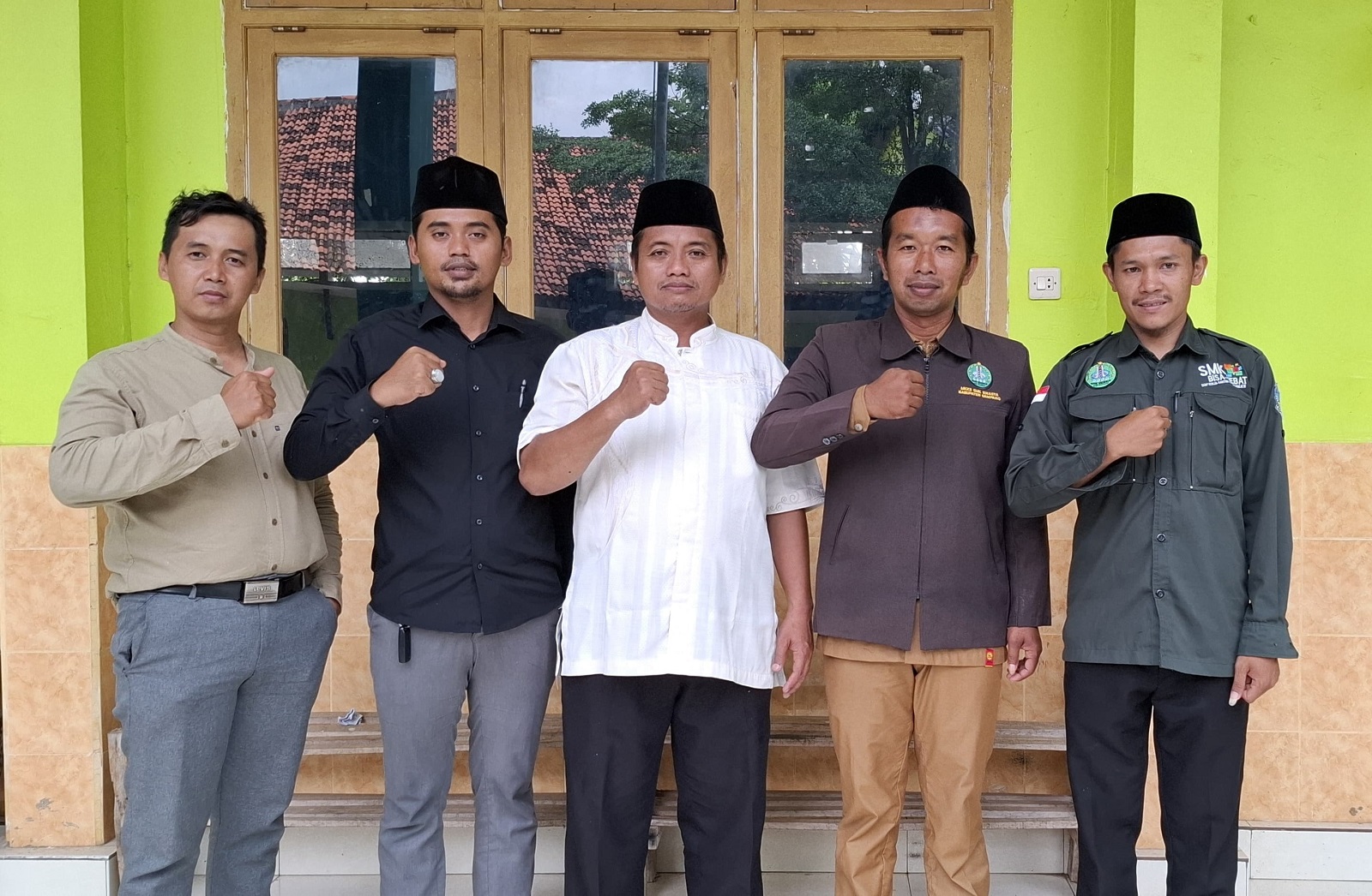 ANTUSIAS: Ketua Korwil SMK Swasta Banyuates Moh. Syukur berfoto bersama anggota menyampaikan dukungan terhadap Mas udi Hadiwijaya di ajang Madura Awards 2024. (MOH. SYUKUR UNTUK JPRM)