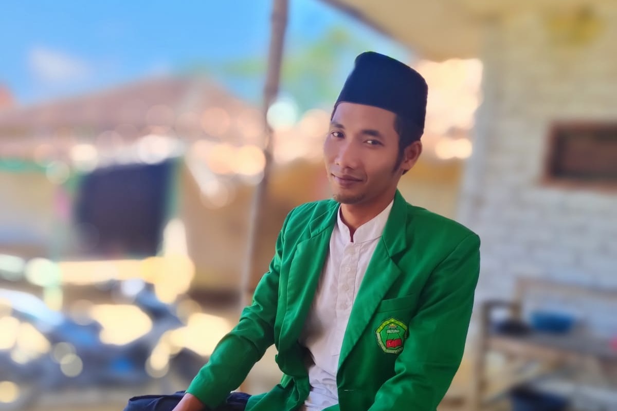 MENDIDIK: Ketua Korwil SMKS Kedungdung Sampang Fathur Rozy memberikan dukungan kepada Mas udi Hadiwijaya di ajang Madura Awards 2024. (FATHUR ROZY UNTUK JPRM)