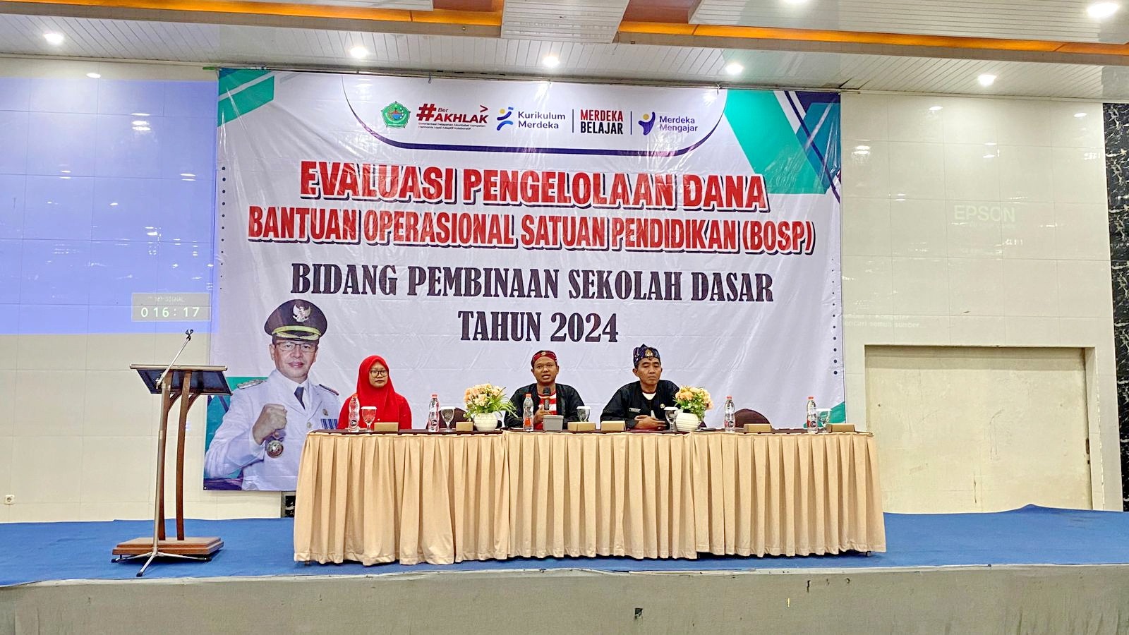 DIEVALUASI: Disdikbud Pamekasan melakukan evaluasi pengelolaan dana BOSP, Kamis (5/12). (DISDIKBUD UNTUK JPRM)