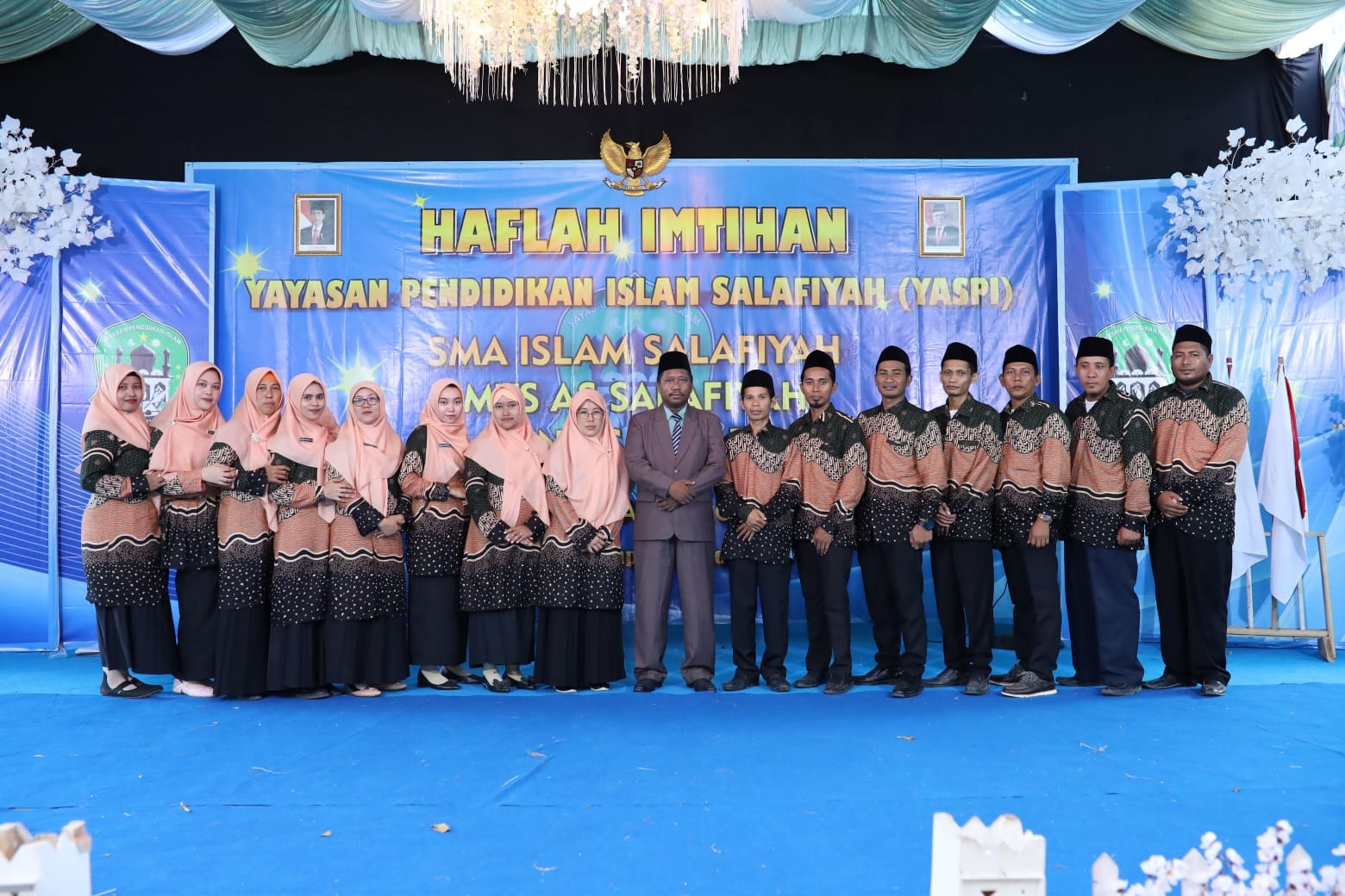 DUKUNG PENUH: Dewan guru bersama Kepala SMAS Islam Salafiyah Ibrahim memberikan dukungan kepada Mas udi Hadiwijaya di ajang Madura Awards 2024. (SMAS ISLAM SALAFIYAH UNTUK JPRM)