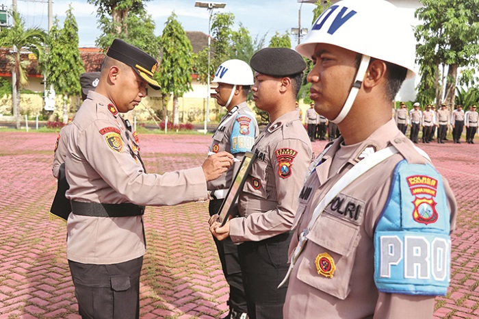 TINDAK TEGAS: Wakapolres Sumenep Kompol Trie Sis Biantoro mencoret foto Aipda Sugik di sela-sela upacara yang digelar di mapolres Rabu (11/12). (POLRES SUMENEP)