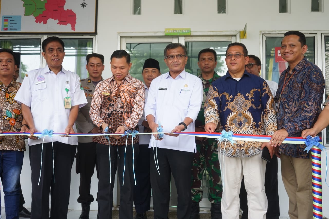 KOMIT: Branch Manager Indomaret Cabang Gresik Sugeng Riyadi dan Asisten Pemerintahan dan Pembangunan Setkab Akmalul Firdaus menggunting pita simbol penyerahan bantuan renovasi Puskesmas Teja.&nbsp;
