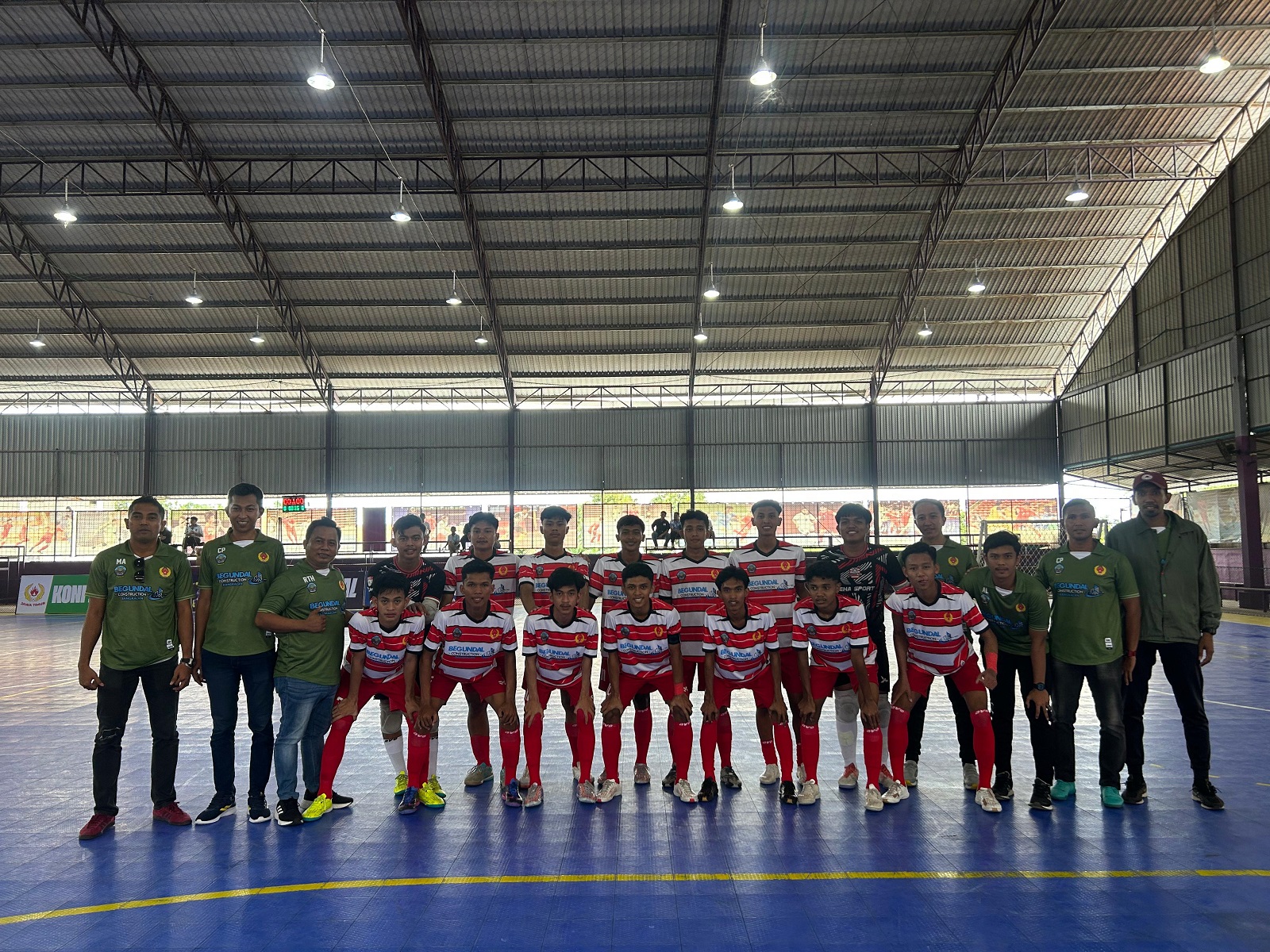 TAK SESUAI TARGET: Tim Futsal Bangkalan berfoto bersama ofisial tim saat mengikuti Kejurprov Futsal Jatim 2024 di Nisrina Futsal Center Surabaya, Senin (9/12). (AFKAB UNTUK JPRM)