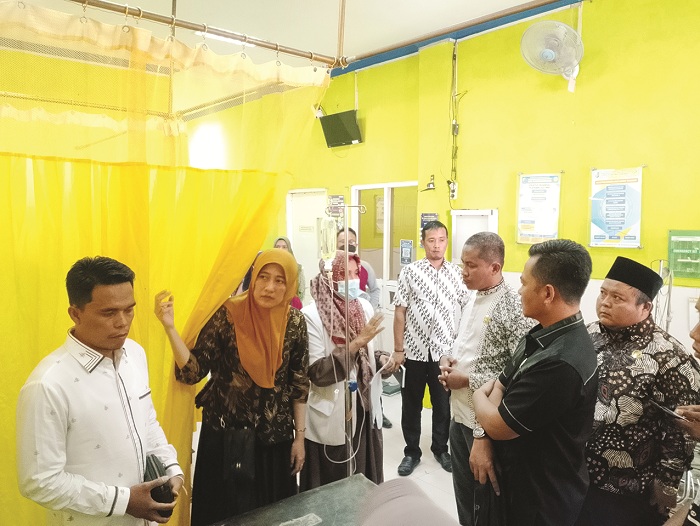 FASKES: Anggota Komisi IV melakukan sidak ke Puskesmas Kamoning, Sampang, disambut oleh Kapus Kamoning Intan Retnosari (berkerudung) Kamis (12/12). (UBAIDILLAHIR RAIE/JPRM)