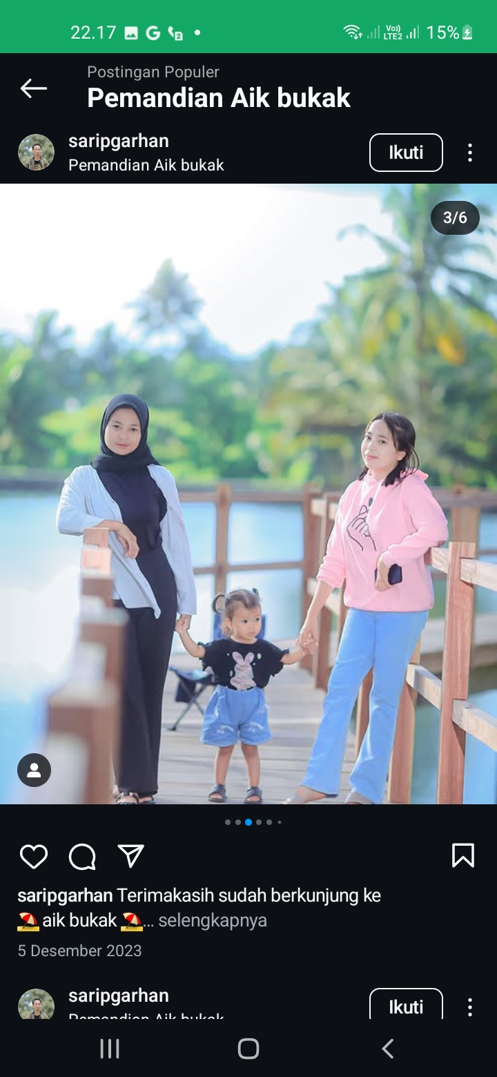 Pengunjung berfoto di Pemandian Aik Bukak