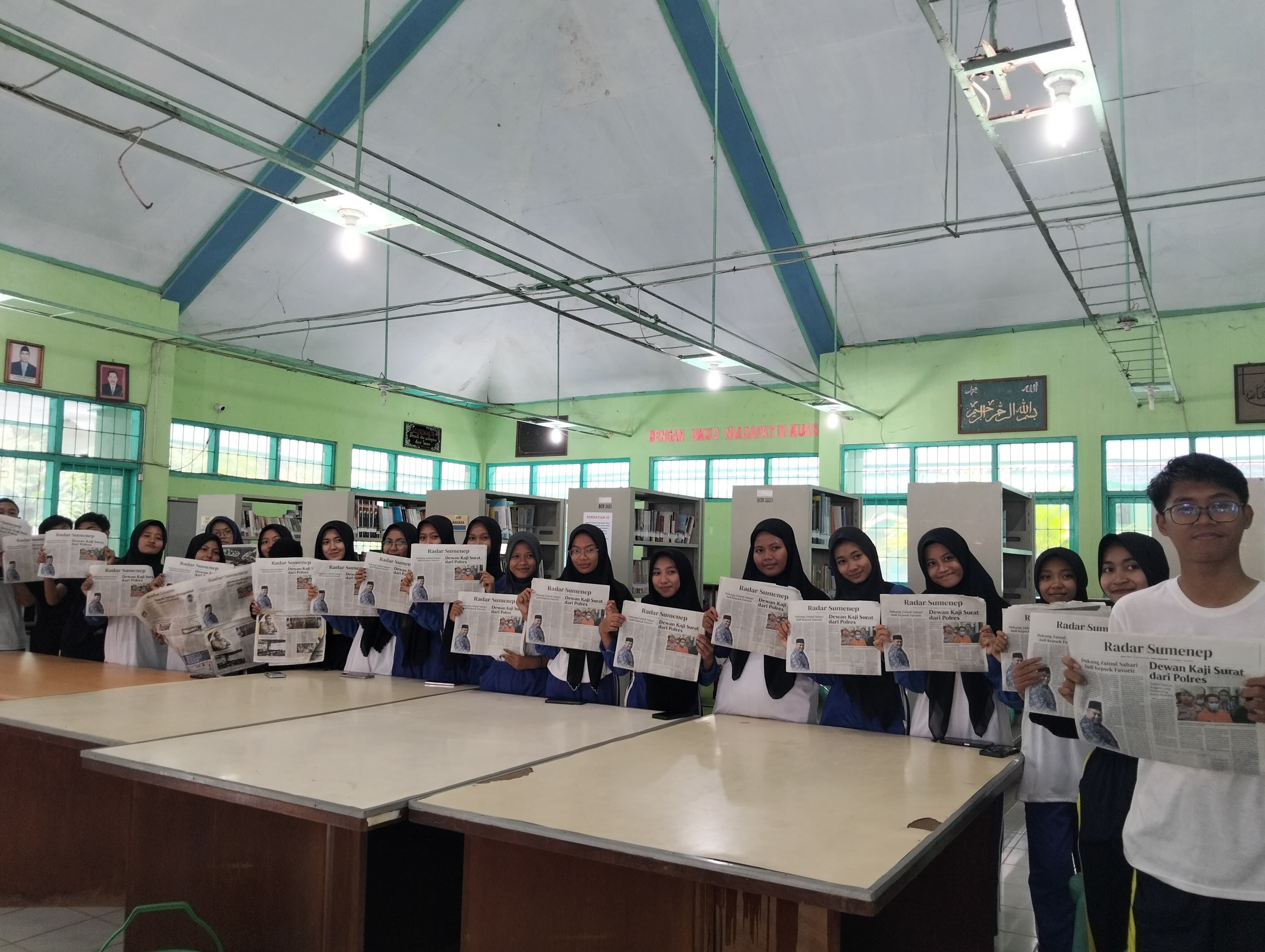 SIAP KIRIM BALOT: Pengurus OSIS SMKN I Sumenep foto bersama usai membaca koran dan menulis Balot di Perpustakaan sekolah kemarin.