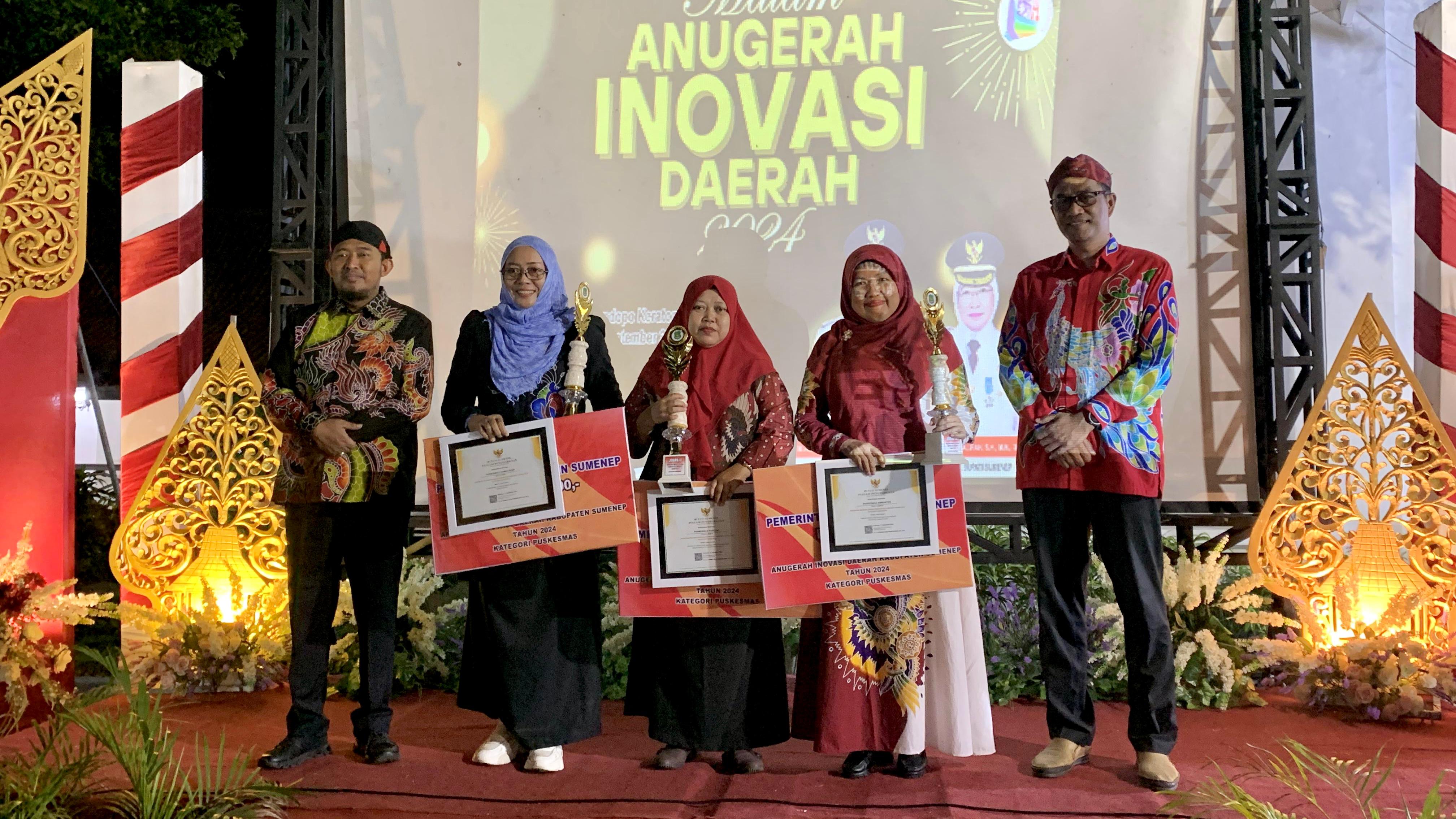 MELAYANI: Bupati Sumenep Achmad Fauzi Wongsojudo bersama Kepala Brida Sumenep Benny Irawan berfoto bersama dengan para peraih penghargaan Inotek Award Jatim 2024 di Surabaya, Rabu (11/12).