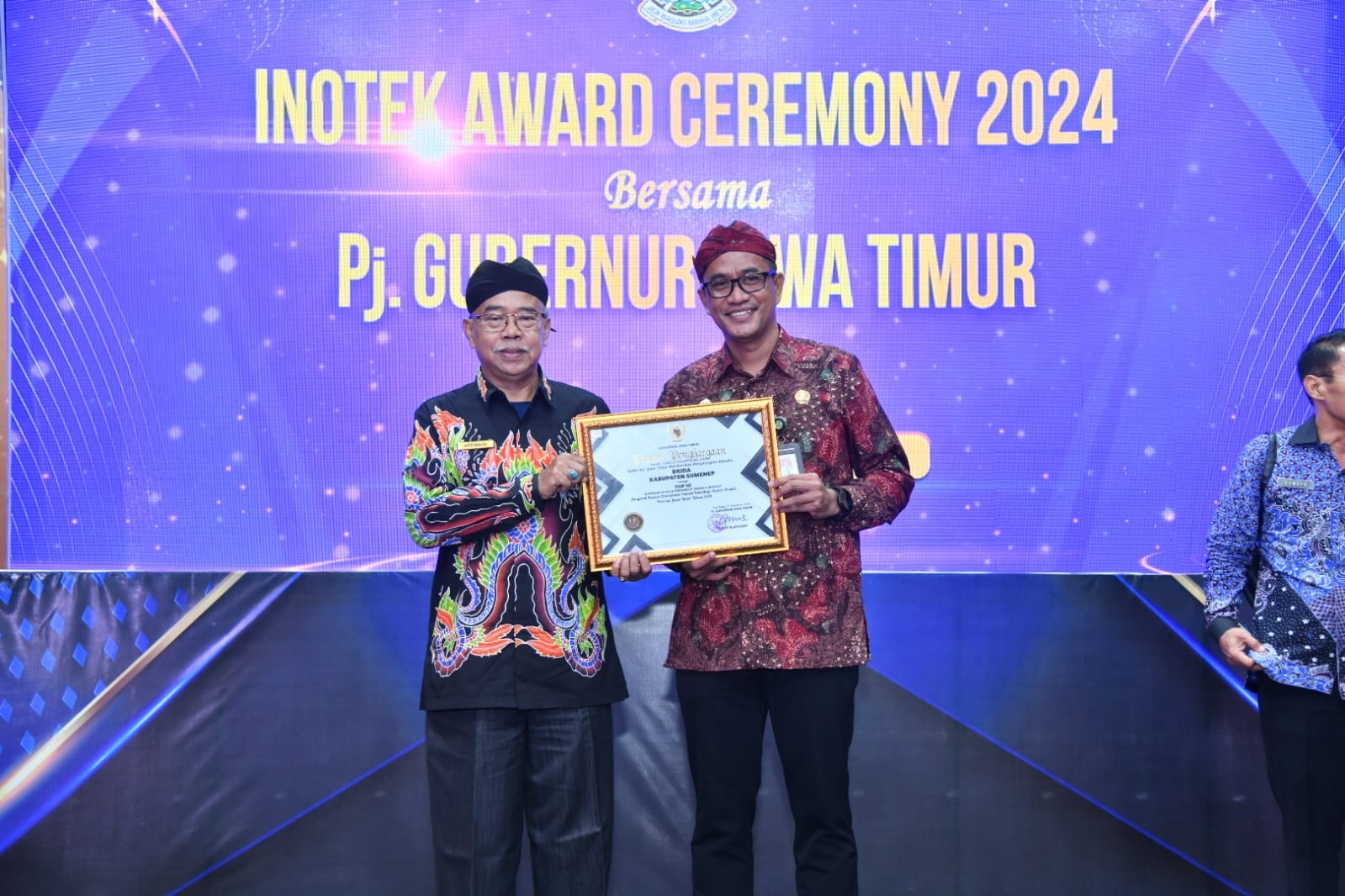 SEMRINGAH: Asisten Perekonomian dan Pembangunan Setkab Sumenep Abdul Madjid bersama Kepala Brida Sumenep Benny Irawan berfoto bersama seusai menerima penghargaan Inotek Award Jatim 2024 di Surabaya.