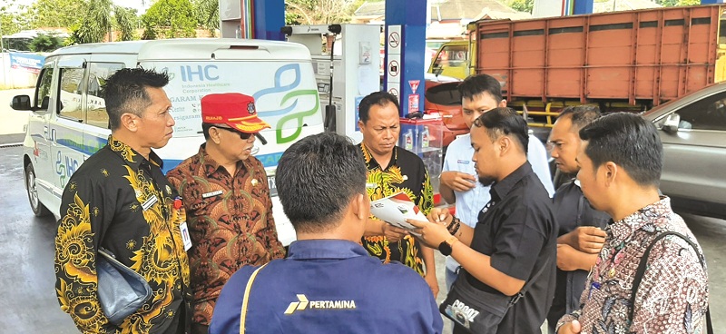 TURUN LANGSUNG: Kabag Perekonomian dan SDA Setkab Sumenep Dadang Dedy Iskandar (kiri) melakukan monev ke SPBU di Kecamatan Kalianget, Rabu (13/11). (BAGIAN PEREKONOMIAN DAN SDA SUMENEP UNTUK JPRM)