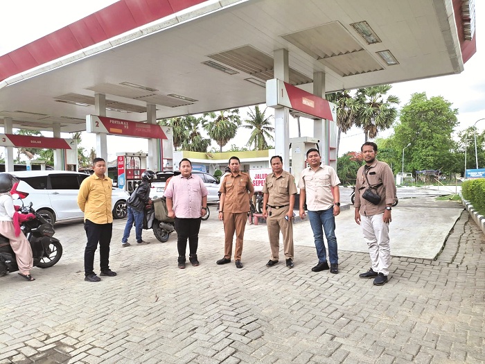 SUKSES: Bagian Perekonomian dan SDA Setkab Sumenep beserta tim melakukan monev di SPBU Pertamina 54.694.05 Pakamban, Pragaan, Kamis (12/12). (BAGIAN PEREKONOMIAN DAN SDA SUMENEP UNTUK JPRM)