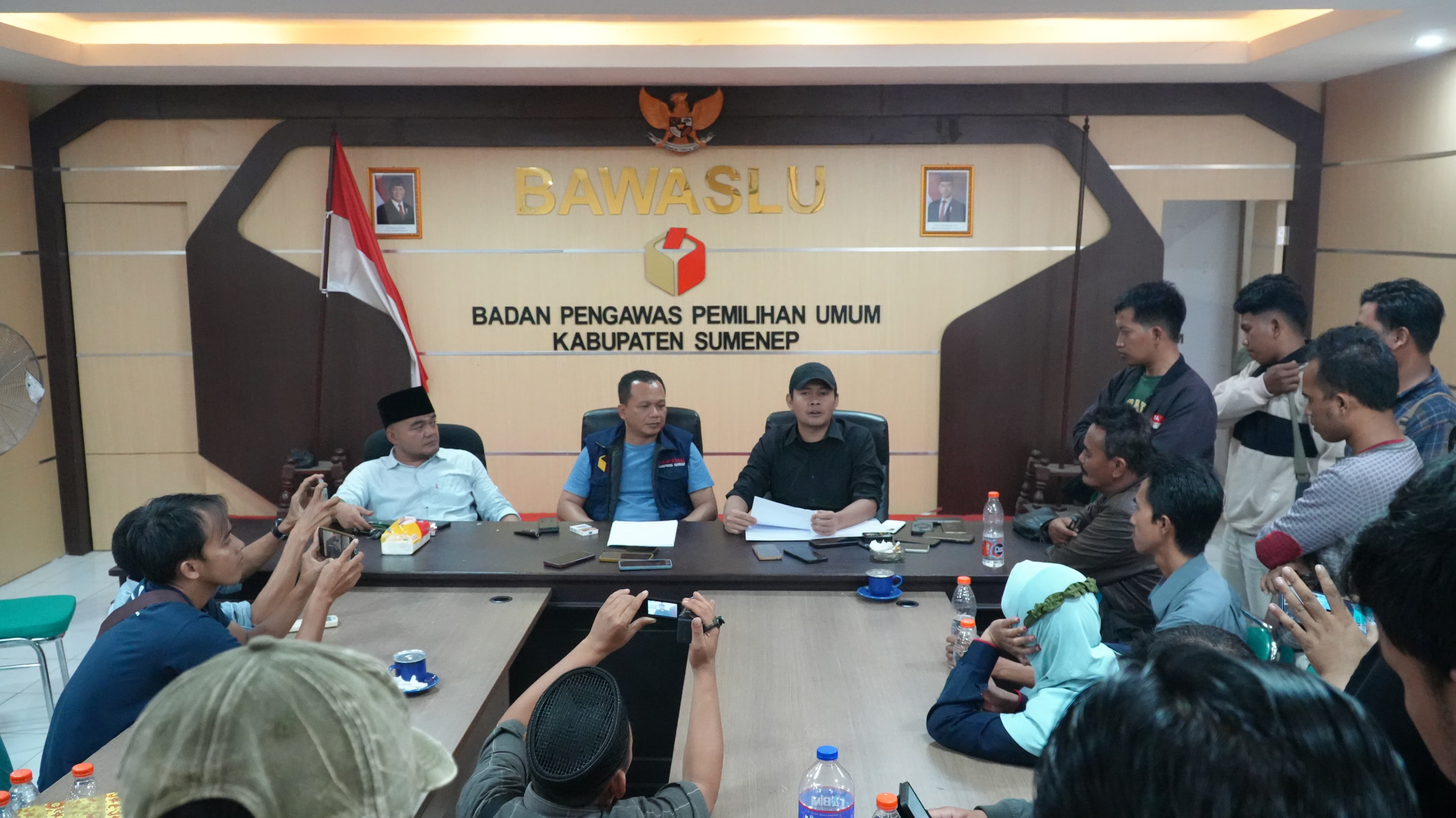 BERI KETERANGAN: Komisioner Bawaslu Sumenep ketika melaksanakan konferensi pers di kantornya, Rabu (11/12).