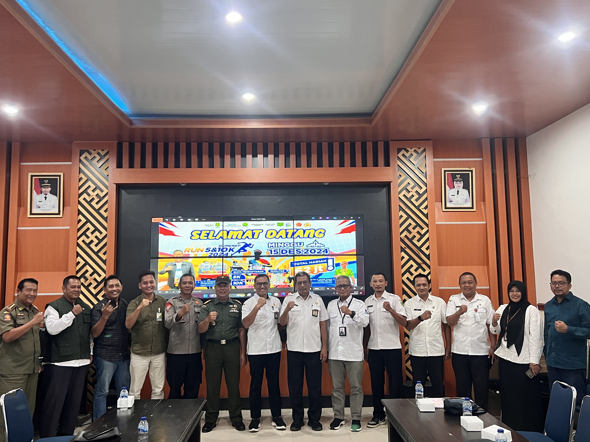 BERKOORDINASI: Sejumlah panitia berfoto bersama seusai melaksanakan rapat koordinasi di kantor DPUTR Sumenep kemarin. (MOH. LATIF/JPRM)