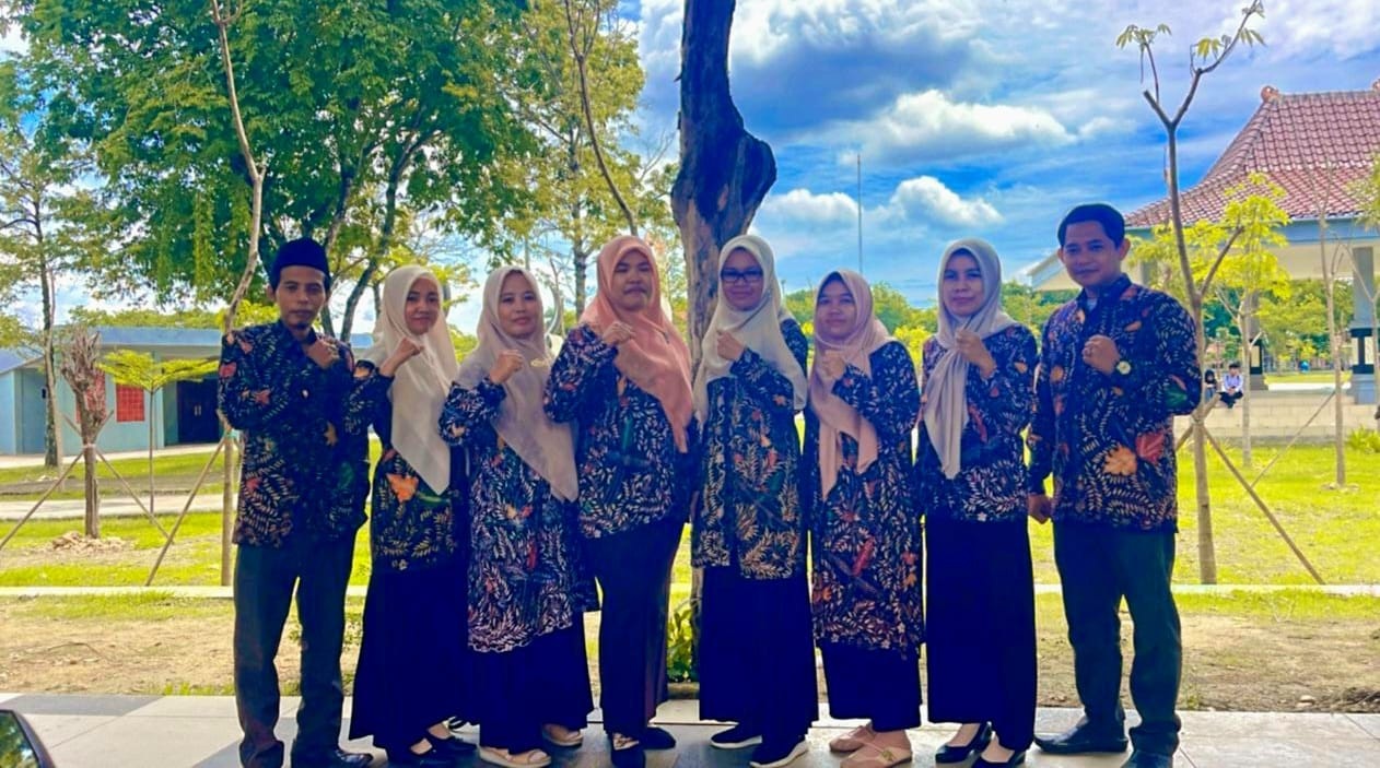 BERI SEMANGAT: Koordinator Laskar Muda Kepala SMA Swasta Putri Siti Romlah (dua dari kanan) foto bersama anggotanya. (SUTANTO UNTUK JPRM)