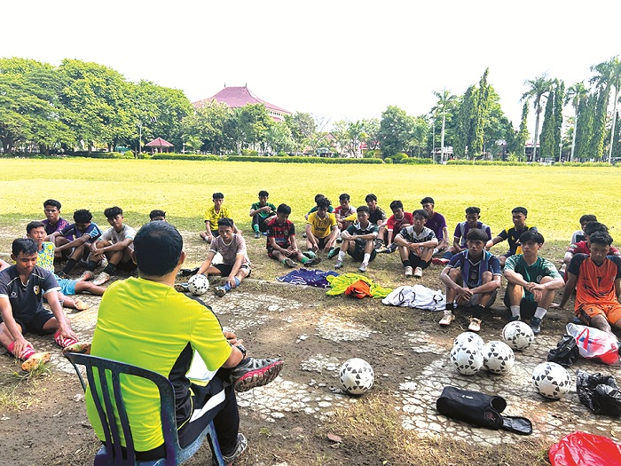 MATANGKAN PERSIAPAN: Tim Perseba Bangkalan saat latihan di Lapangan Alun-Alun Bangkalan, Kamis (12/12). (PSSI UNTUK JPRM)