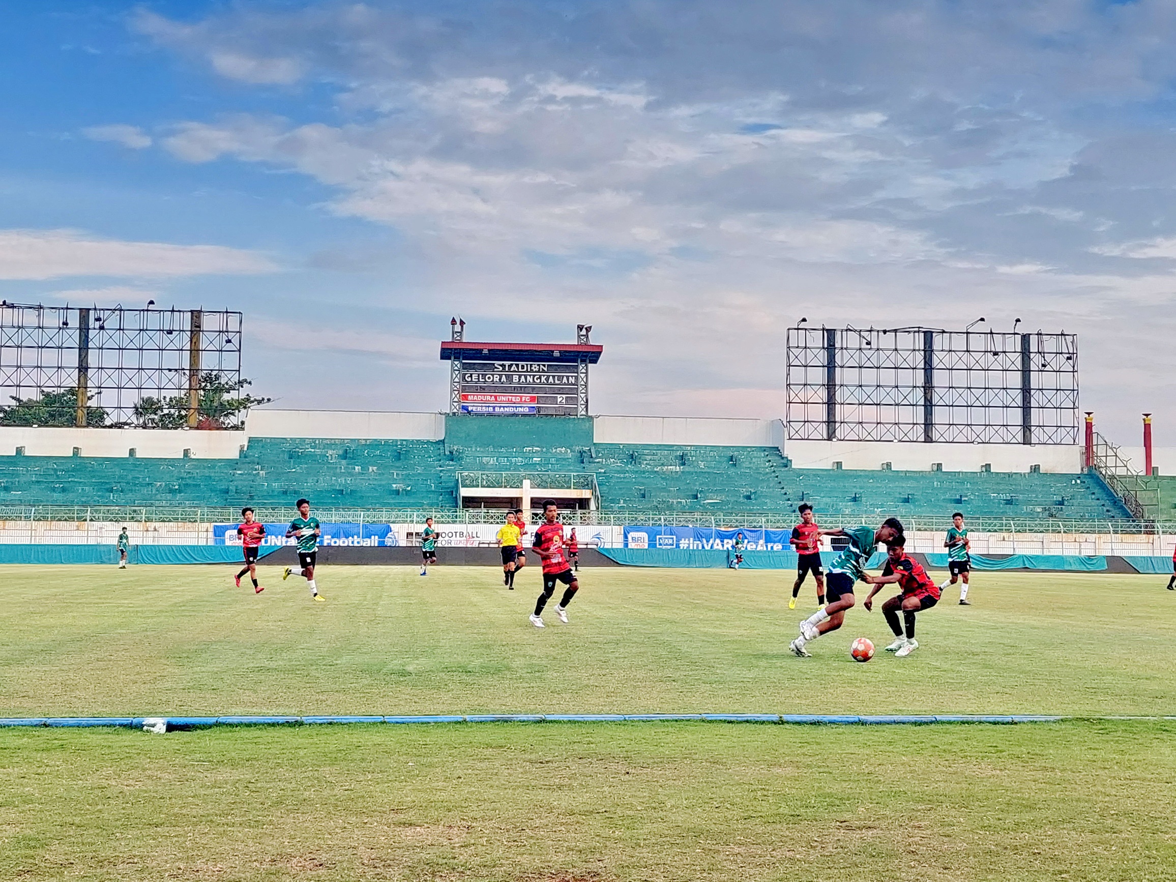 ADU KEMAMPUAN: Pemain Perseba Bangkalan (jersei merah) menjalani uji coba dengan Persesa Sampang di Stadion Gelora Bangkalan (SGB), Sabtu (19/10). (ZEINAL ABIDIN/JPRM)