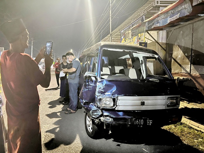 RUSAK BERAT: Warga melihat kondisi Suzuki Carry yang terlibat laka lantas di Jalan Raya Burneh, Bangkalan, Jumat (13/12). (ZEINAL ABIDIN/JPRM)