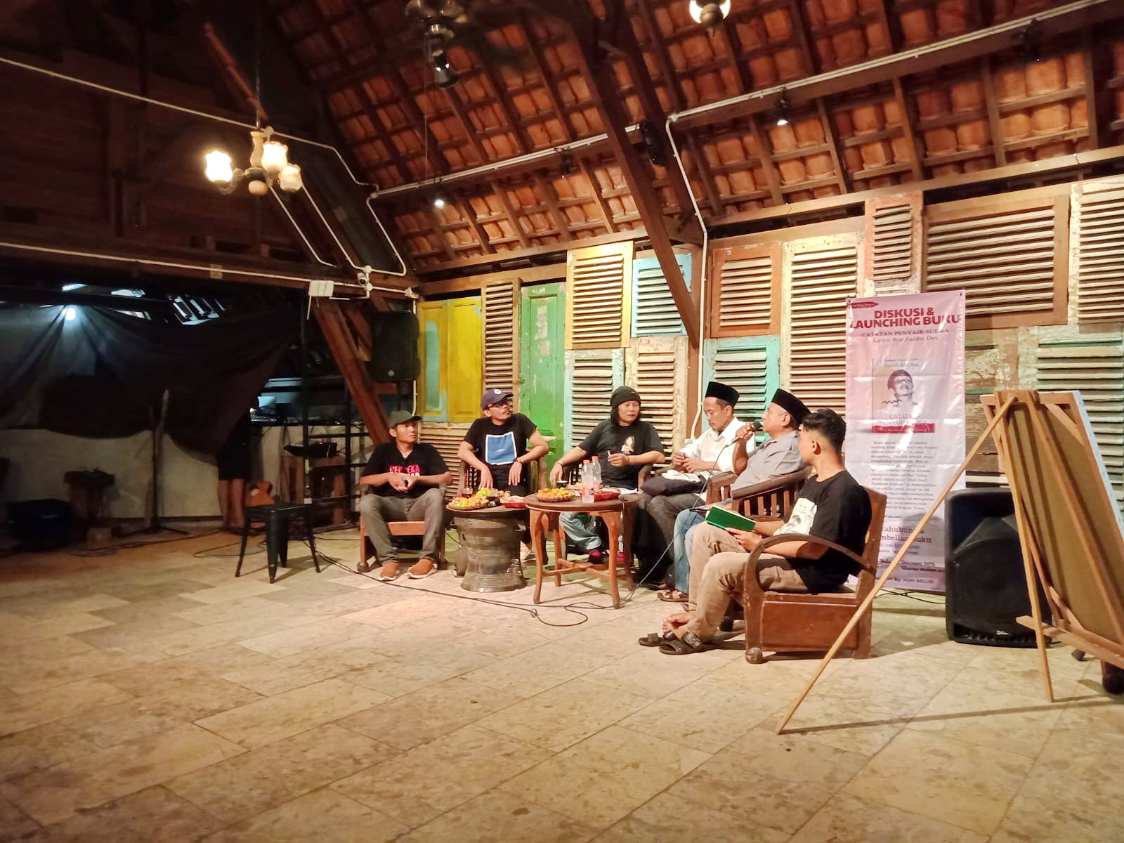 TENTANG BABE: Dari kiri, pemateri Didik Wahyudi, A. Muttaqin, Timur Budi Raja, M. Faizi, Hidayat Raharja, dan Didi Kurniawan dalam diskusi dan peluncuran buku antologi puisi Catatan Penyair Sudra.