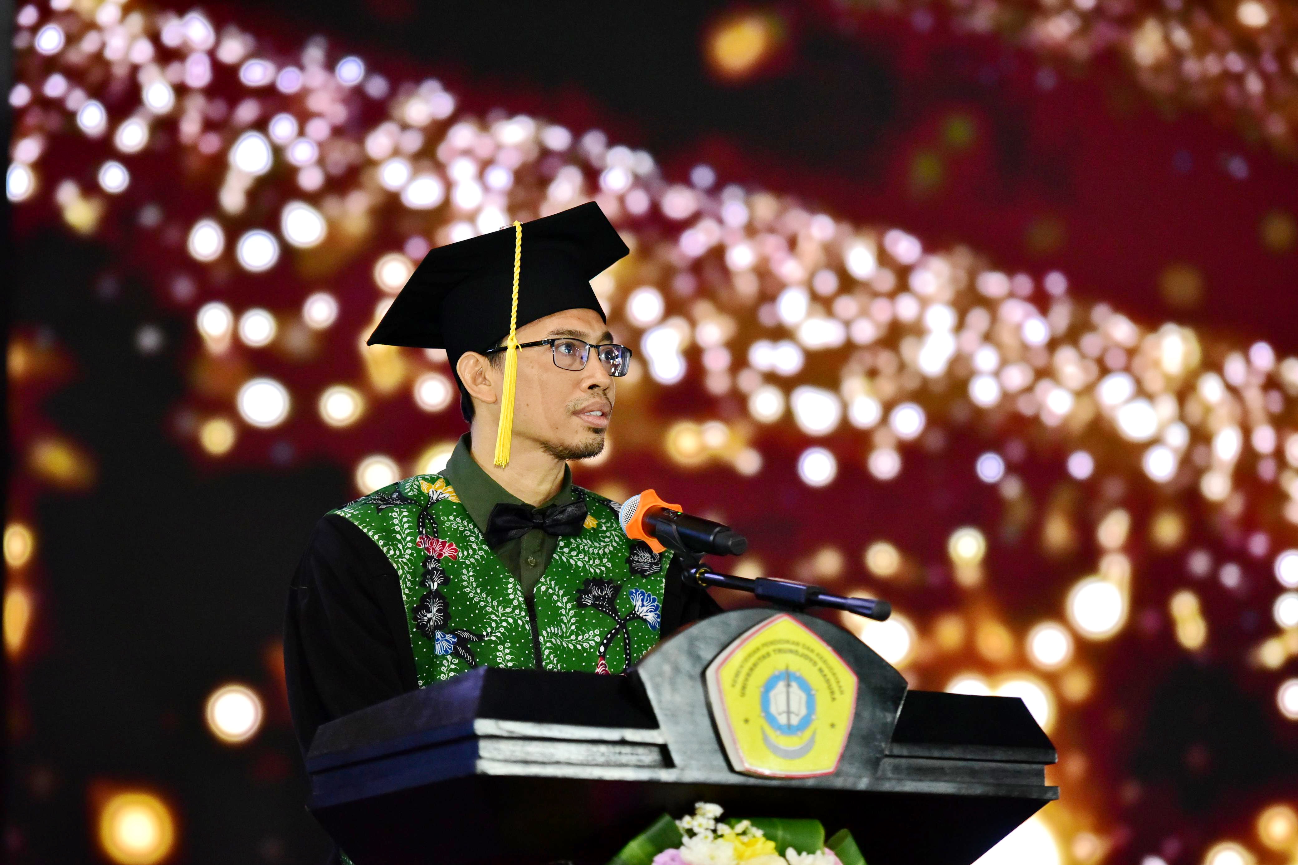 ASET BANGSA: Prof Dr Zainul Hidayah menyampaikan pidatonya pada acara pengukuhan guru besar UTM, Kamis (21/11). (UTM UNTUK JPRM)