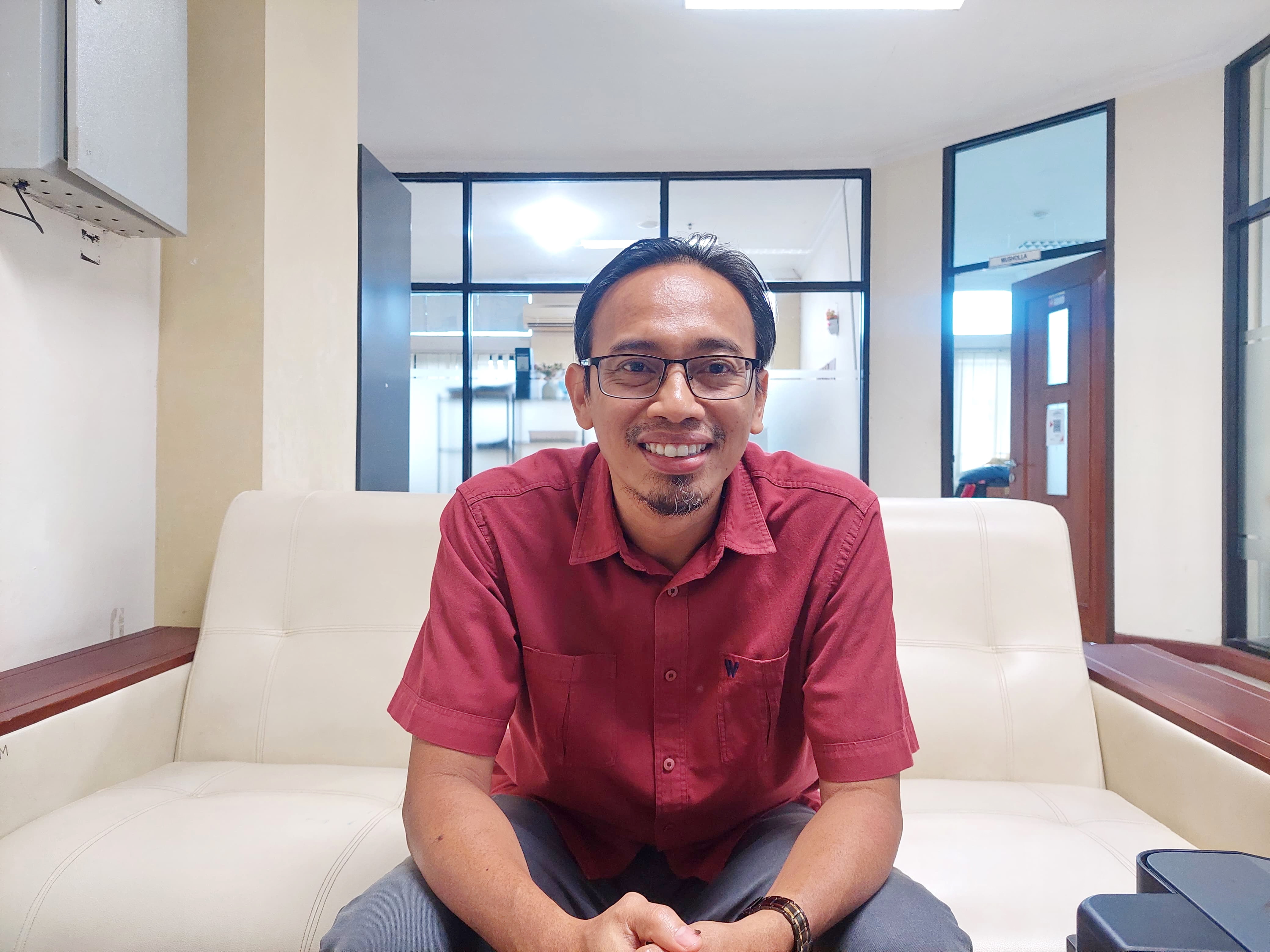 SEDERHANA: Prof. Zanul Hidayah saat ditemui di ruang kerjanya Kamis (12/12). (ZEINAL ABIDIN/JPRM)