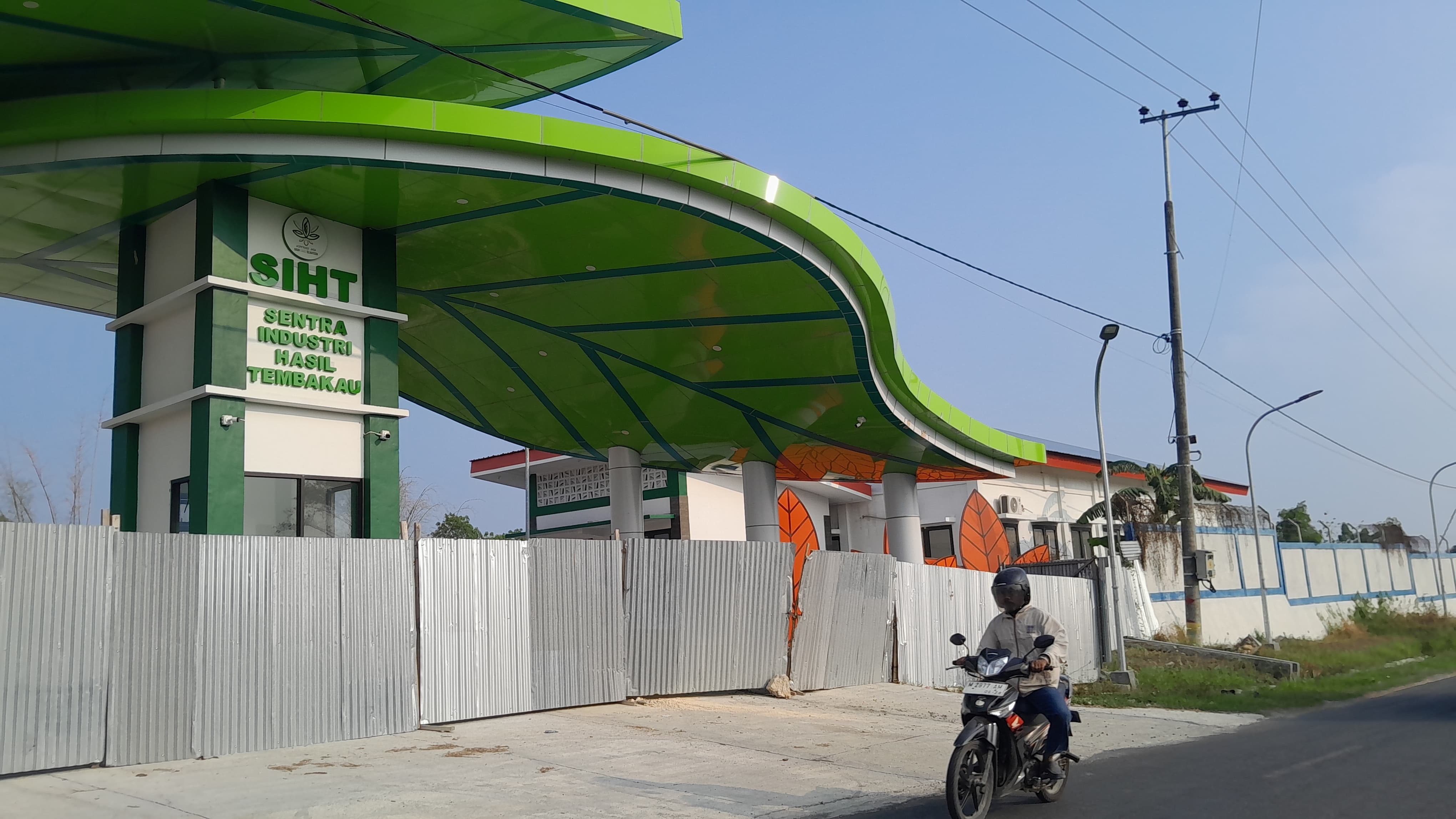 BELUM BEROPERASI: Warga melintas di depan gedung SIHT Pamekasan beberapa waktu lalu. (KHOLIL RAMLI/JPRM)