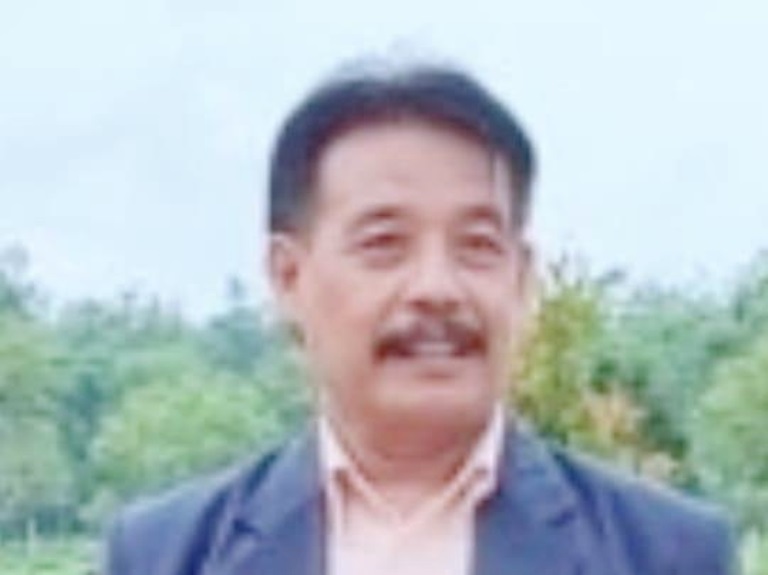 SEMANGAT: Kepala SMAN 1 Pakong Dr. Suharniyanto, M.Pd.I. memberikan dukungan kepada Slamet Goestiantoko di ajang Madura Awards 2024. (ARIFIN UNTUK JPRM)
