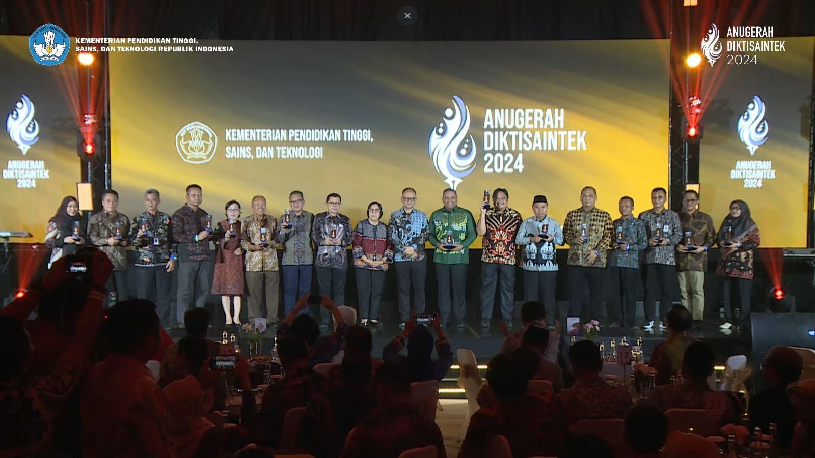 BERJEJER: Para penerima penghargaan foto bersama pada ajang Anugerah Dikti Saintek 2024.