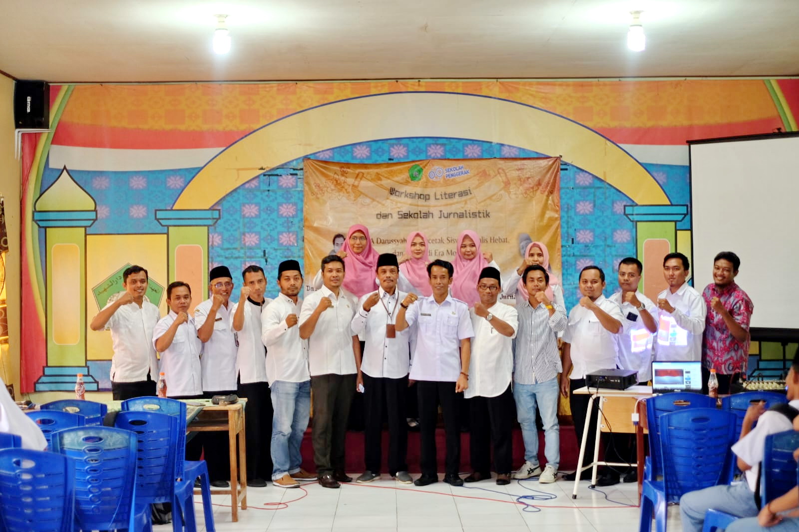 DUKUNG PENUH: Kepala dan sejumlah guru SMA Darussyahid Sampang kompak dukung Kacabdindik Provinsi Jatim Wilayah Sampang Mas udi Hadiwijaya di ajang Madura Awards 2024. (MOH. RASYAD UNTUK JPRM)