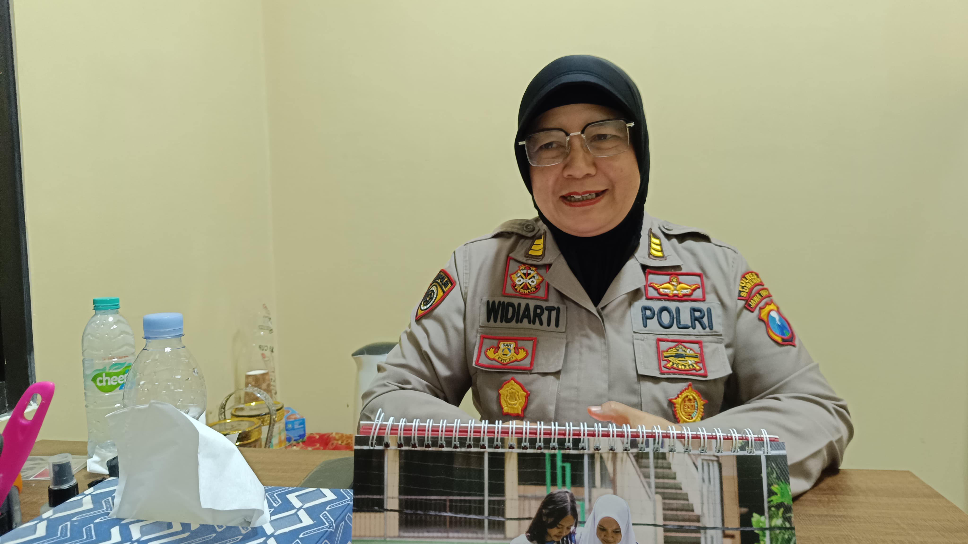 MENJELASKAN: Kasihumas Polres Sumenep AKP Widiarti Setyoningtyas saat ditemui di ruang kerjanya, Selasa (3/12).