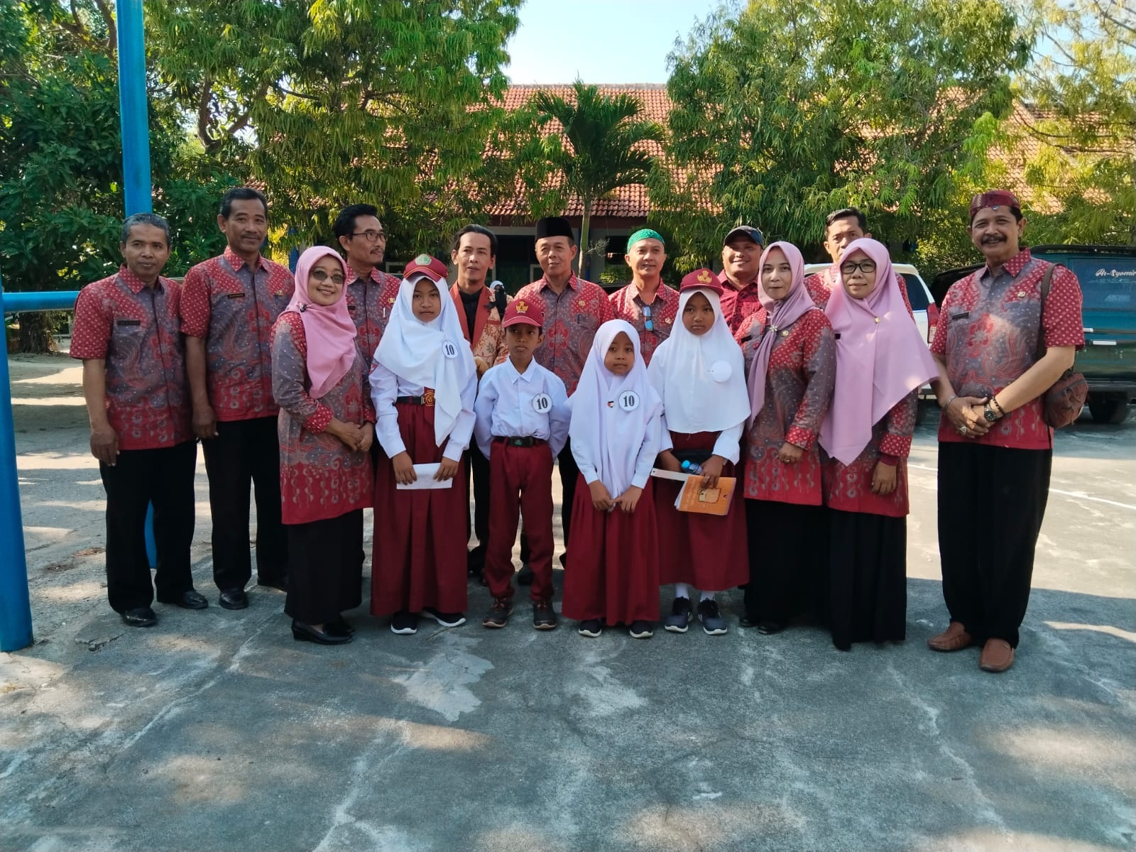 SOLID: Ketua FK3S Kecamatan Kedungdung Warsono (kanan) befoto bersama pengurus. (WARSONO&nbsp;UNTUK JPRM)