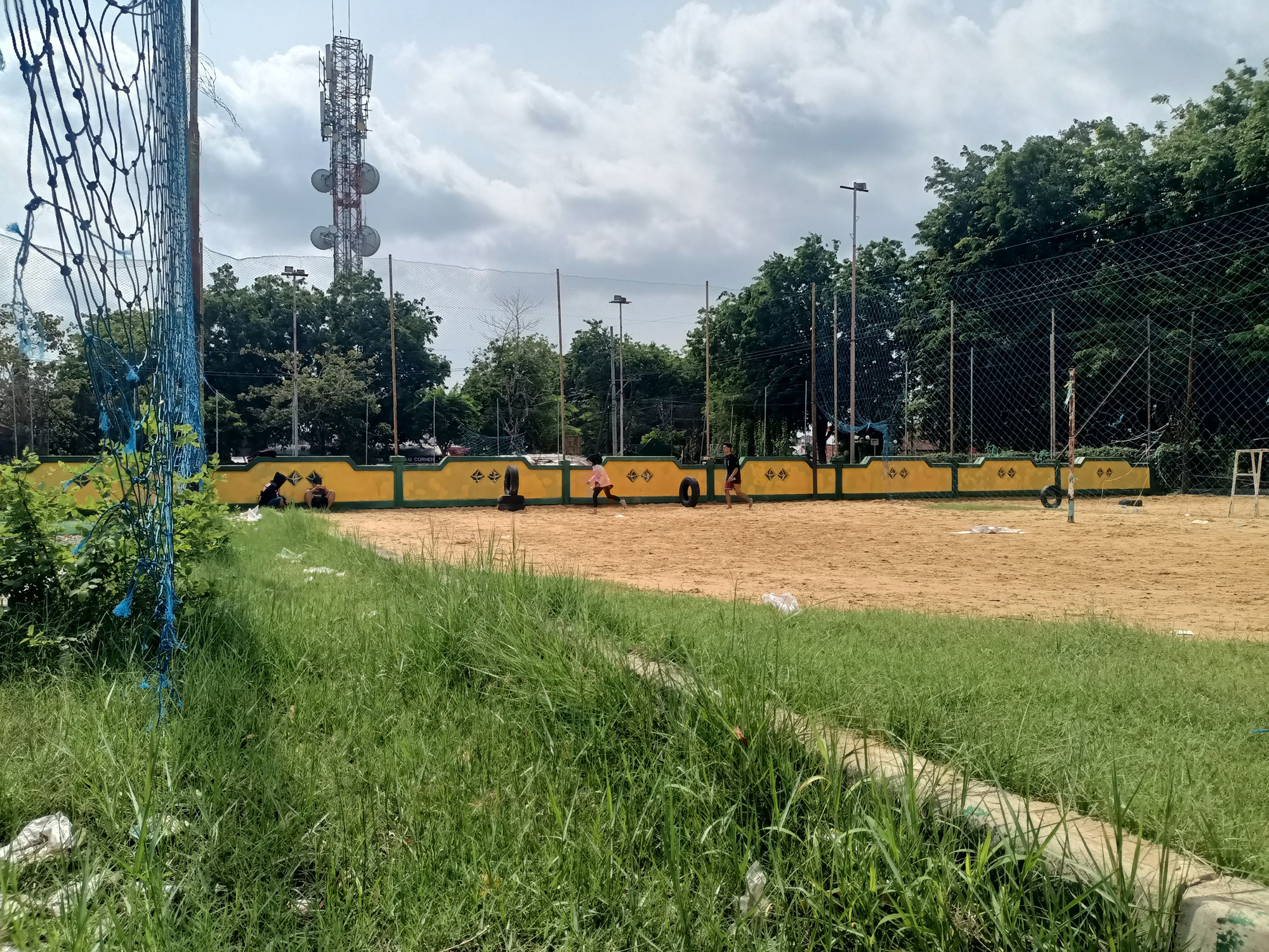 TAK TERURUS: Sejumlah pemuda berada di sekitar lapangan voli pantai yang memiliki satu tiang net di GOR A. Yani, Desa Pabian, Kecamatan Kota Sumenep, Senin (9/12). (MOH. IQBAL/JPRM)
