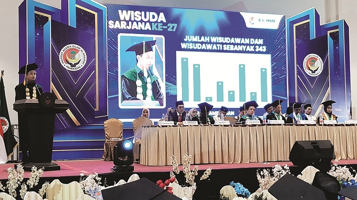 KOMPETEN: Rektor IAI Al Khairat Pamekasan Dr Ali Ridho menyampaikan sambutan di prosesi Wisuda Sarjana Ke-27 Minggu (15/12). (M. KHOLIL RAMLI/JPRM)
