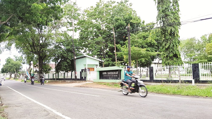 HUTAN DILINDUNGI: Seorang pengendara melintas di kawasan hutan kota Pamekasan Minggu (15/12). (AYU LATIFAH/JPRM)