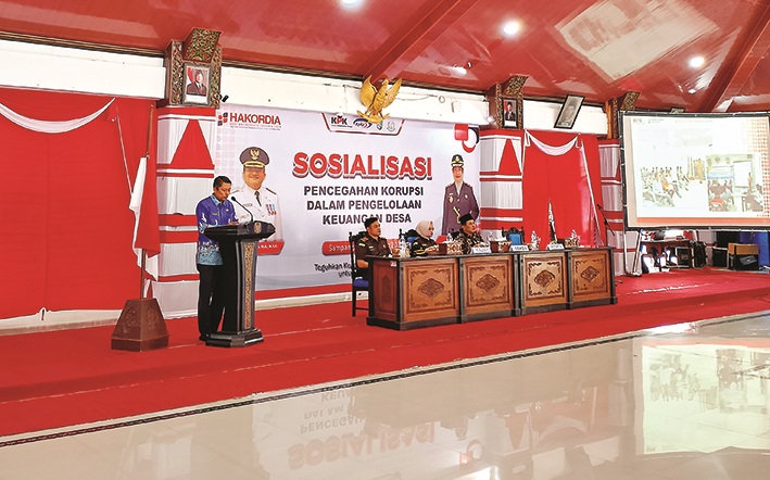 TEGAS: Inspektur Inspektorat Sampang Ari Wibowo&nbsp;saat sosialisasi pencegahan korupsi dalam pengelolaan keuangan desa yang digelar Kejari Sampang di Pendopo Trunojoyo, Jumat (6/12).