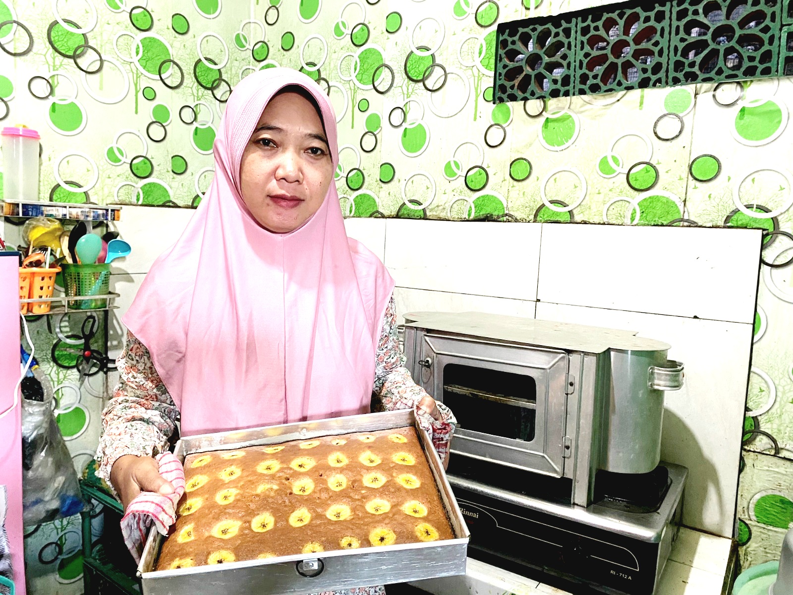PRODUKTIF: Rusma Ningsih menunjukkan hasil produksi movis di Desa Montok, Kecamatan Larangan, Pamekasan, Sabtu (7/12). (AYU LATIFAH/JPRM)
