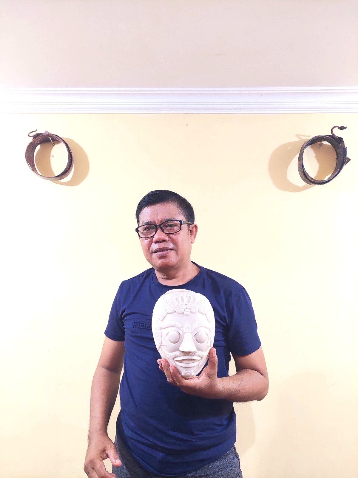 KREATIF: Sudarsono menunjukkan topeng hasil buatan anak didiknya di Sanggar Tarara Selasa (9/1). (ZEINAL ABIDIN/JPRM)