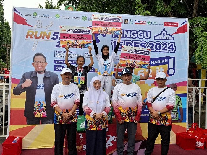 BERPRESTASI: Dari kiri, Sekkab Sumenep Edy Rasyadi, Wakil Bupati Dewi Khalifah, dan Kepala DPUTR Erie Susanto berfoto bersama setelah memberikan hadiah kepada pemenang di area Taman Pottre Koneng.