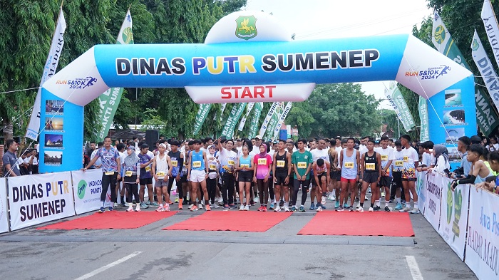 BERSEMANGAT: Peserta bersiap di garis start Sumenep Run 5 & 10 K di depan kantor dinas PUTR, Minggu (15/12). (MOH. LATIF/JPRM)