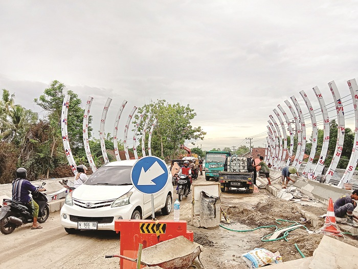MACET: Sejumlah kendaraan melintasi Jembatan Beraji, Desa Beraji, Kecamatan Gapura, Sumenep, Minggu (15/12). (MOH. LATIF/JPRM)