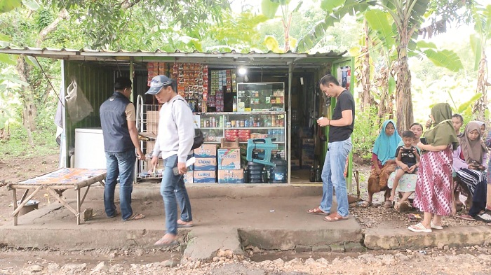 DIGONDOL MALING: Polisi melakukan olah TKP di Dusun Sumber, Desa Panaguan, Kecamatan Larangan, Minggu (15/12). (MOH. IQBAL AFGANI/JPRM)