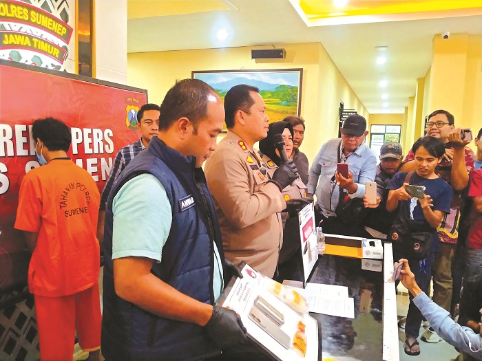 TAK BERKUTIK: Anggota DPRD Sumenep Bambang Eko Iswanto (baju oranye) saat berada di Mapolres Sumenep, Kamis (5/12). (MOH. IQBAL/JPRM)